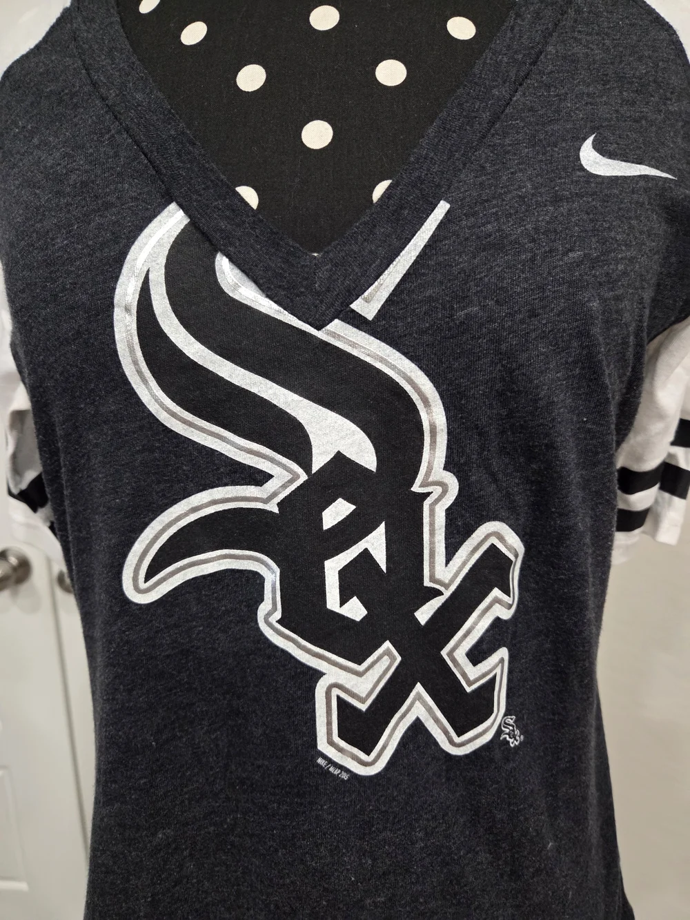 Nike Women's Chicago White Sox V-Neck Raglan Tee - Black/White Size Large